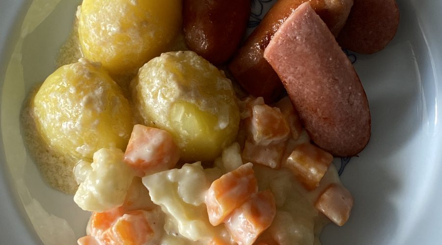 Stekt frukostkorv med stuvad morot och blomkål