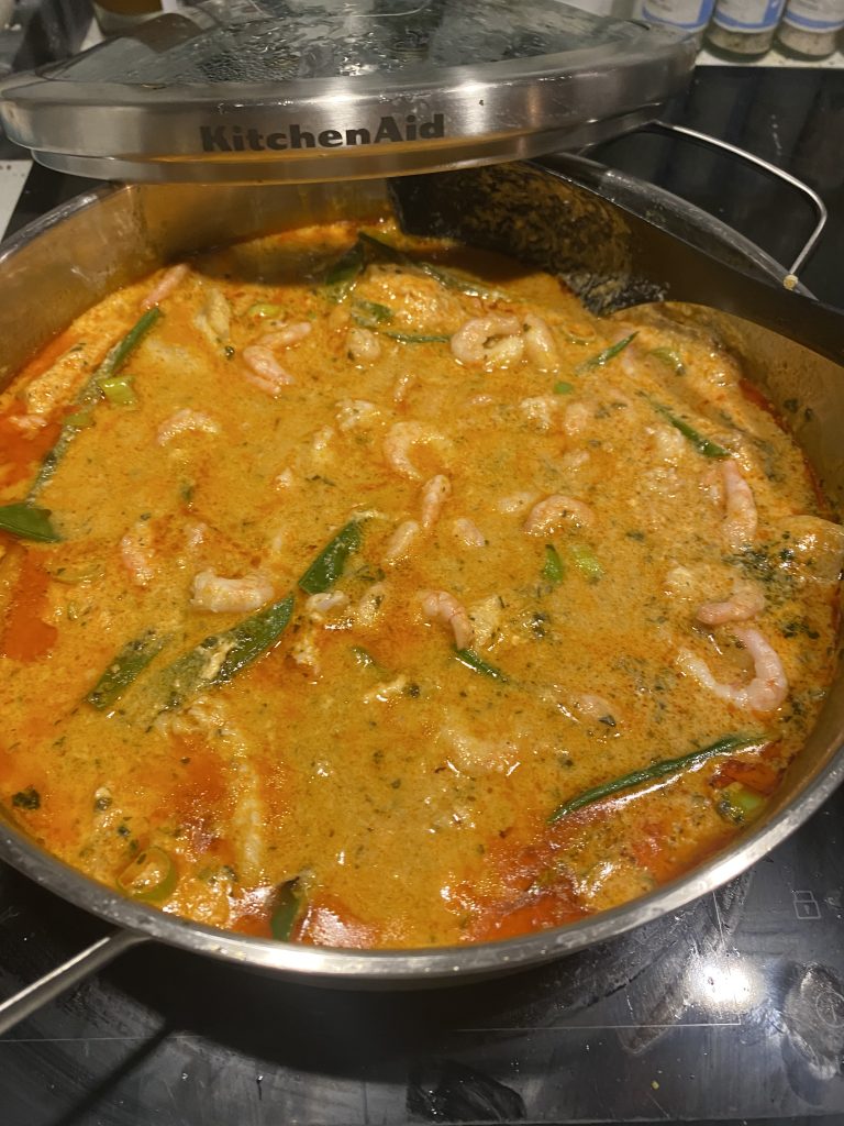Thailändsk fisk och räkgryta
