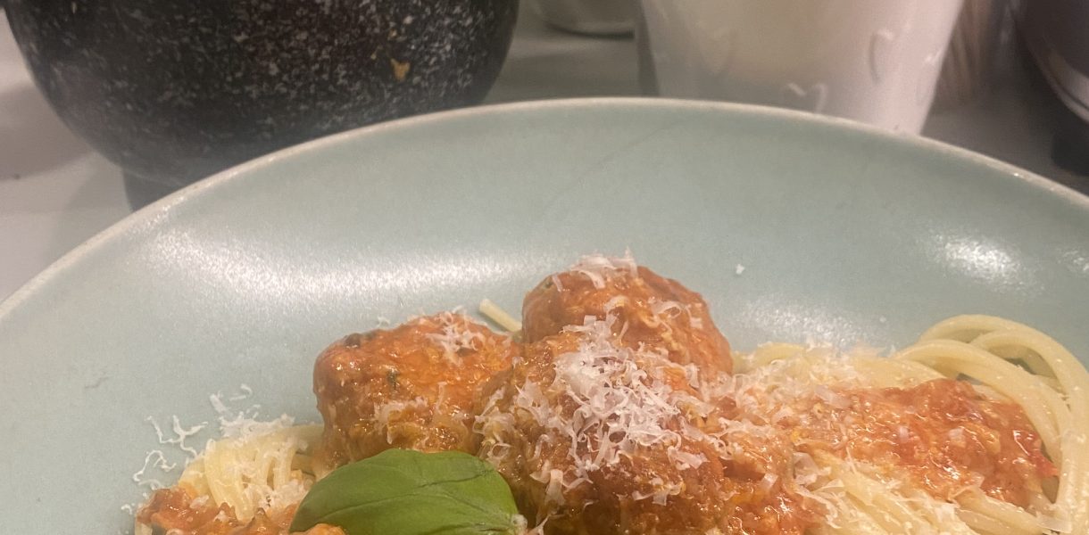 Kycklingköttbullar i tomatsås