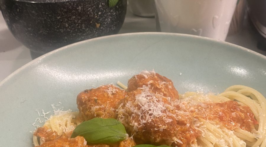 Kycklingköttbullar i tomatsås