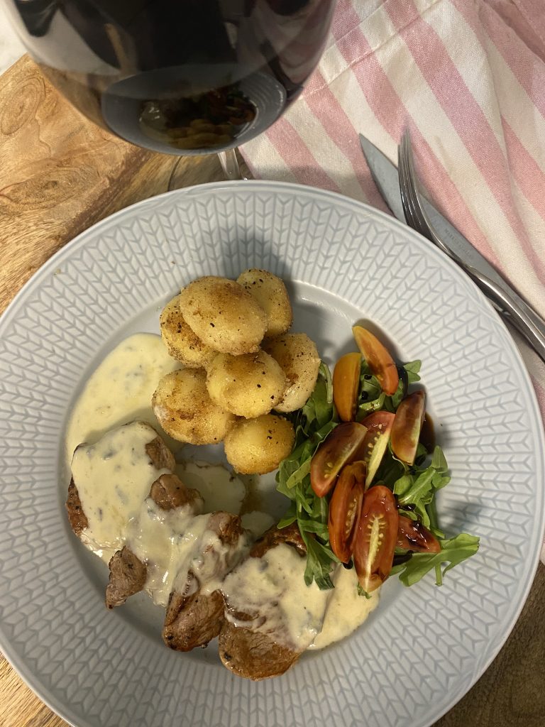 Fläskfilé med gorgonzolasås och stekt delikates potatis