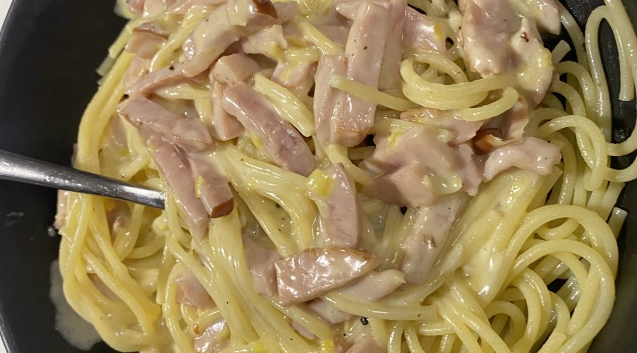 Enkel skinksås och pasta