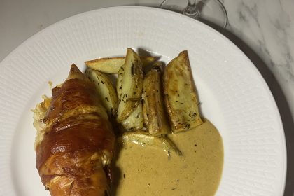 Mozzarella fyllt kycklingbröst inlindad i prosciutto.