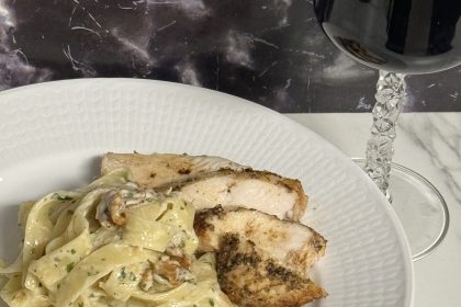 Kyckling i krämig citronsås med pasta.