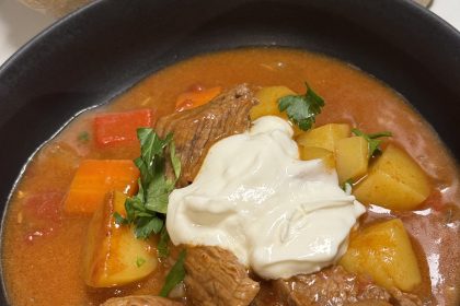 Klassisk gulasch med potatis och högrev