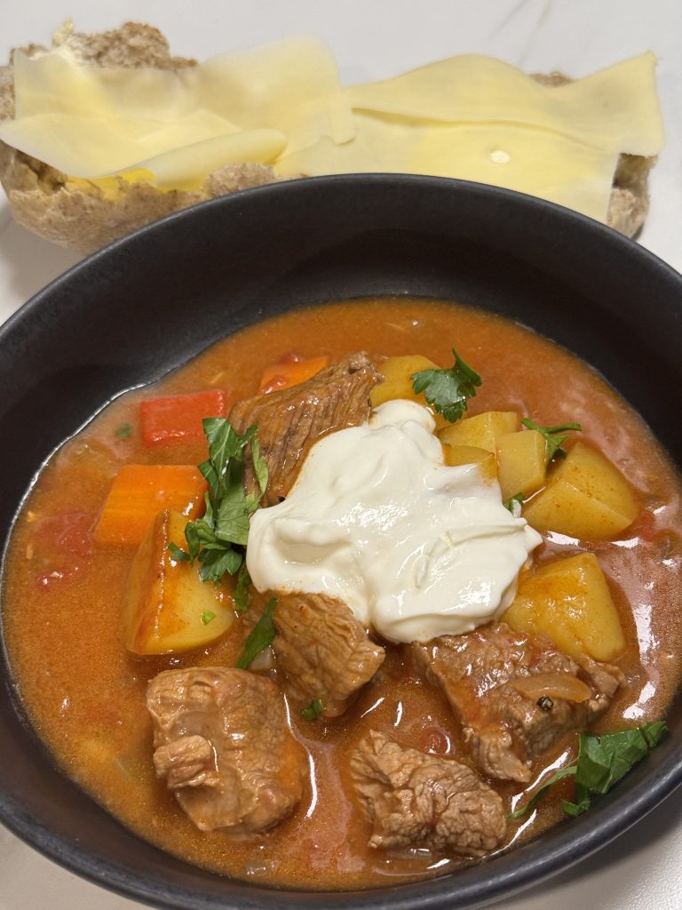 Klassisk gulasch med potatis och högrev