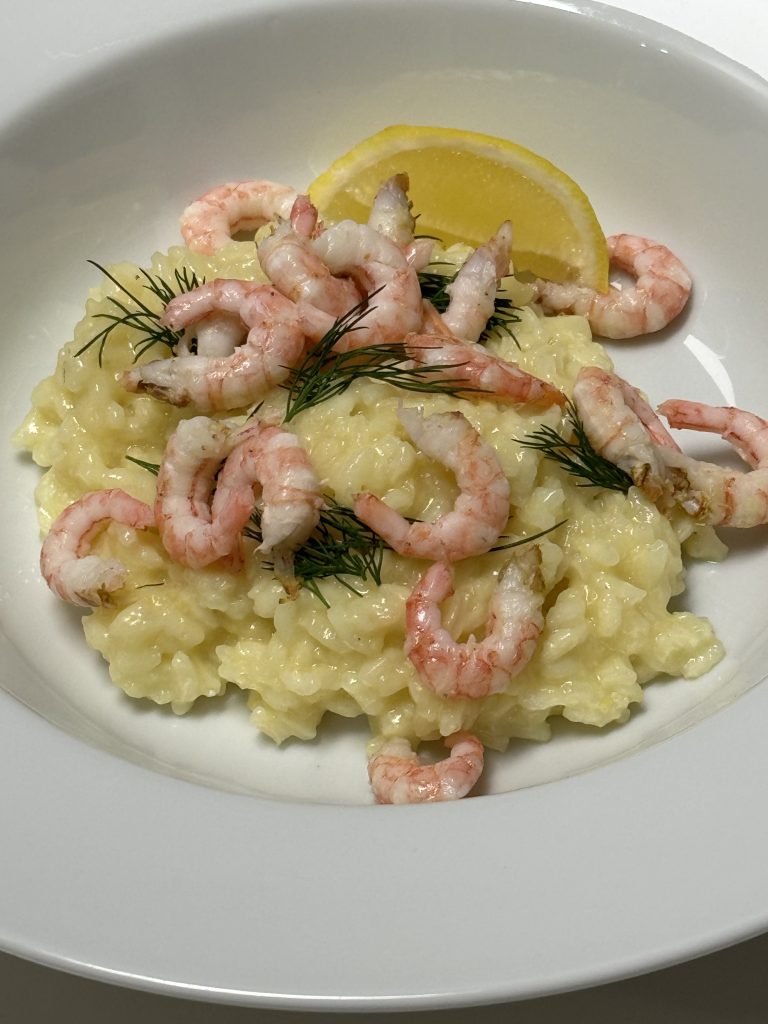 Risotto med smak av citron. räkor och dill