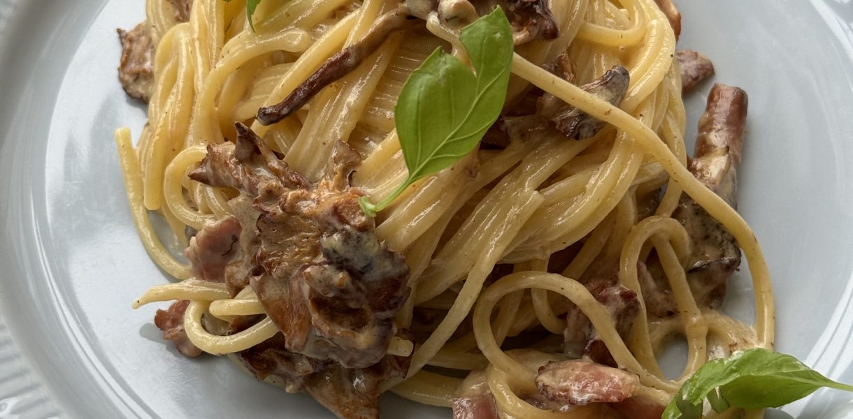 Pasta med bacon och kantareller