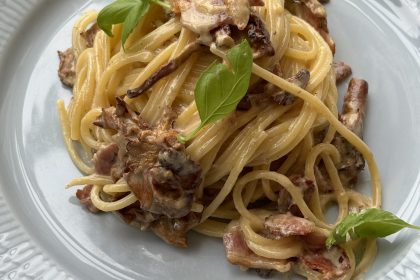 Pasta med bacon och kantareller