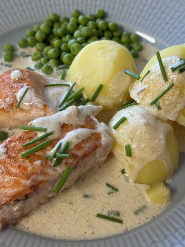 Lax med parmesan och gräslökssås