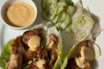 Sötstark koreansk kyckling i salladsblad