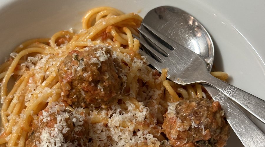 Pasta med kalvköttbullar i tomatsås
