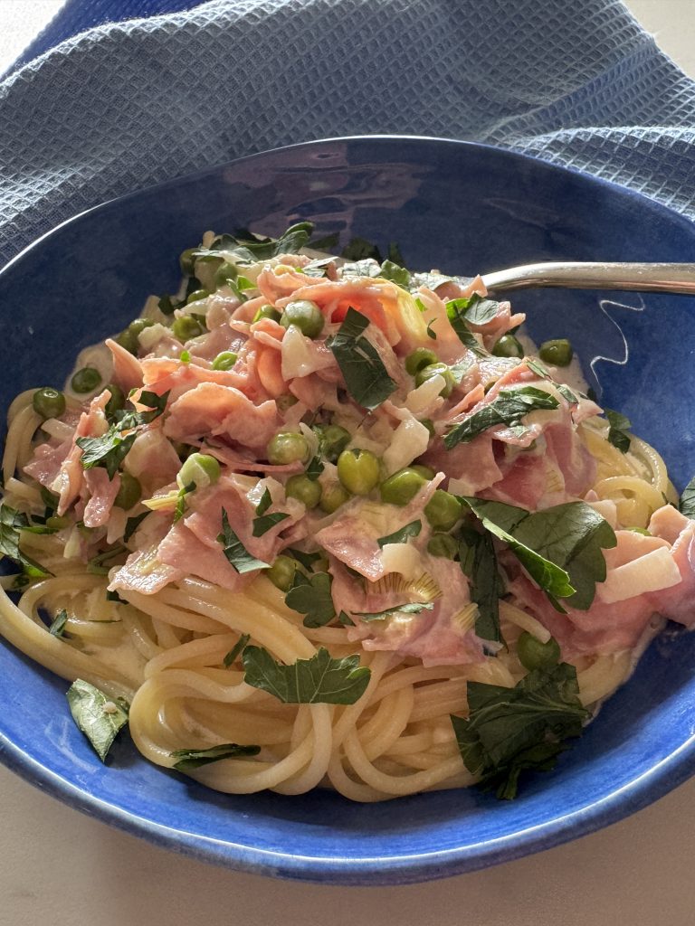 Pasta med skink och ärtsås