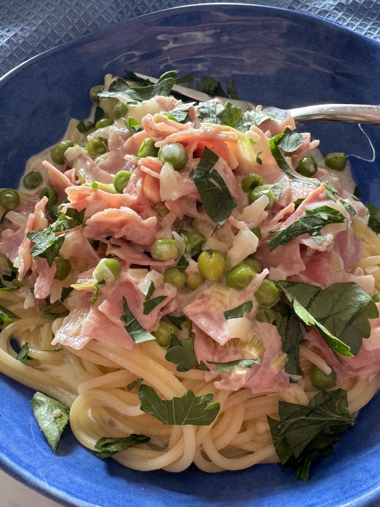 Pasta med skink och ärtsås