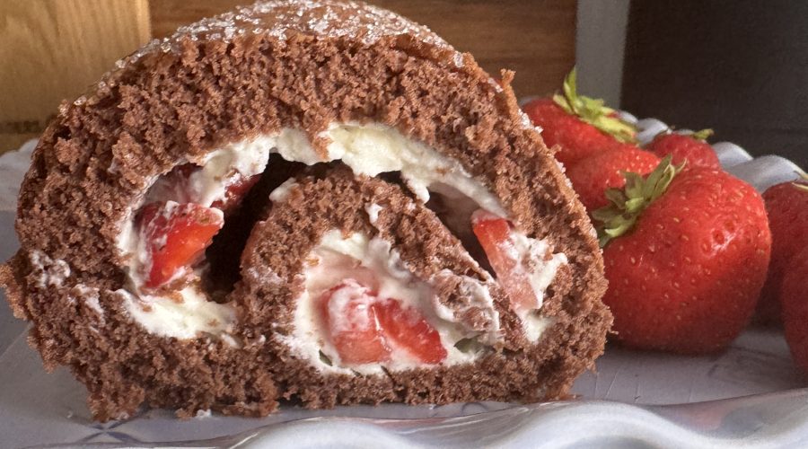 Chokladrulltårta med färskost och jordgubbar