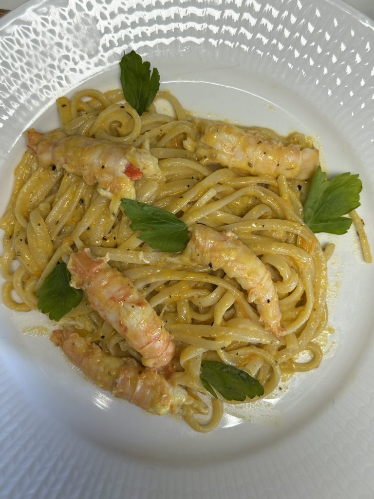 Pasta med solgul tomatsås och kräftstjärtar
