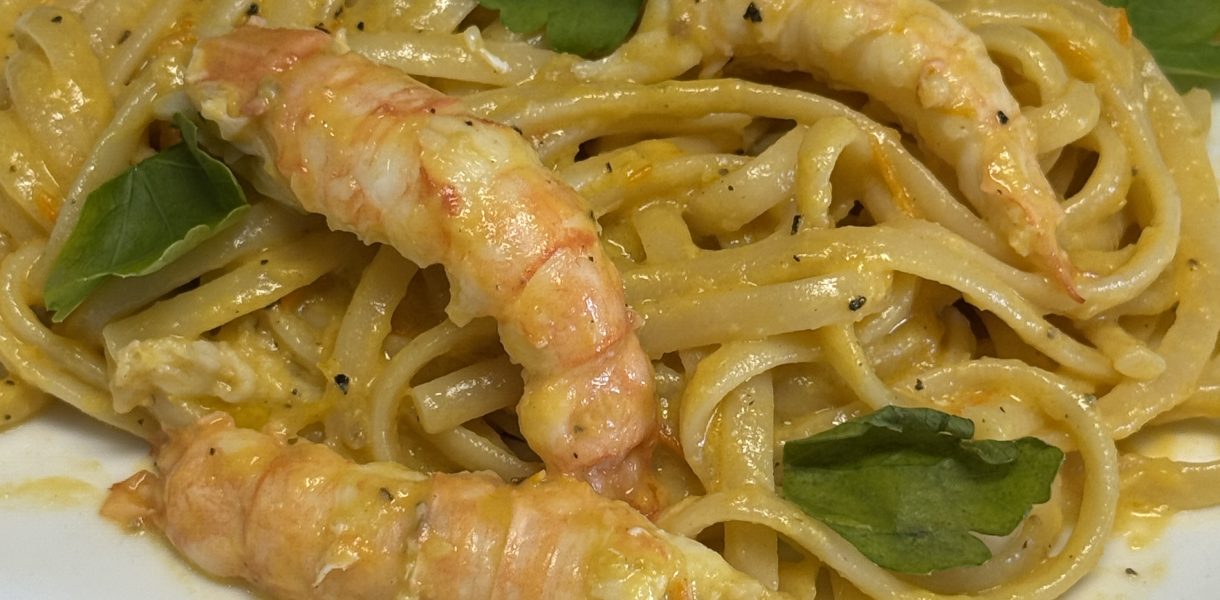Pasta med solgul tomatsås och kräftstjärtar