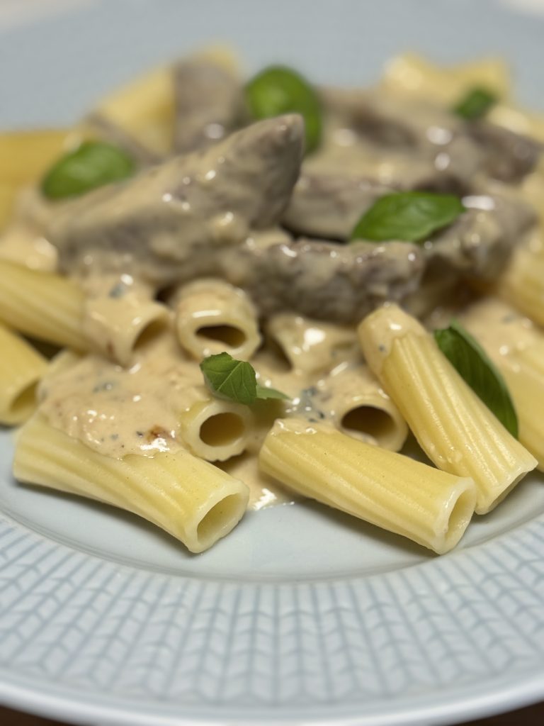 Pasta med oxfilé och gorgonzola