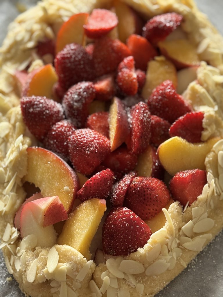 Galette med persika och jordgubbar