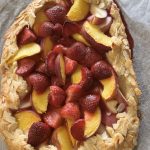 Galette med persika och jordgubbar