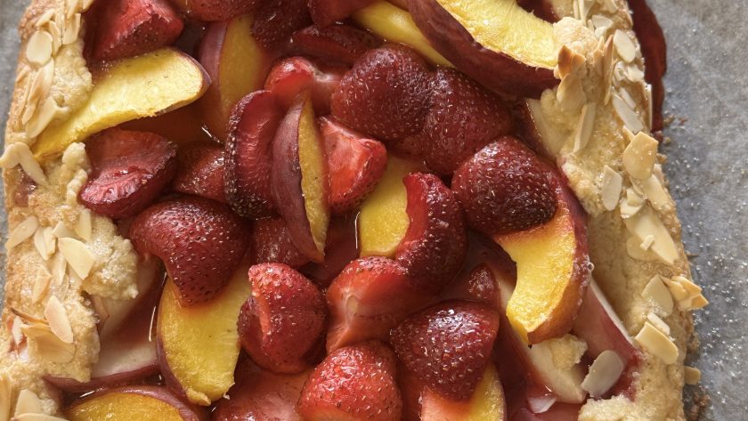 Galette med persika och jordgubbar