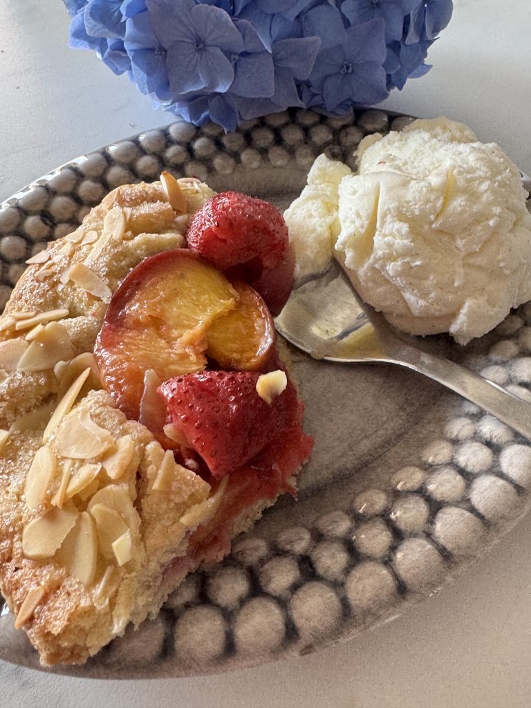 Galette med persika och jordgubbar