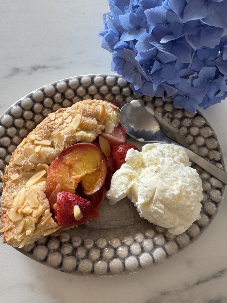 Galette med persika och jordgubbar