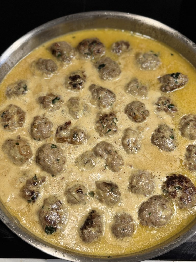 Köttbullar i ostsås