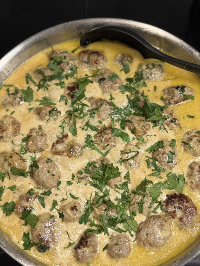 Köttbullar i ostsås