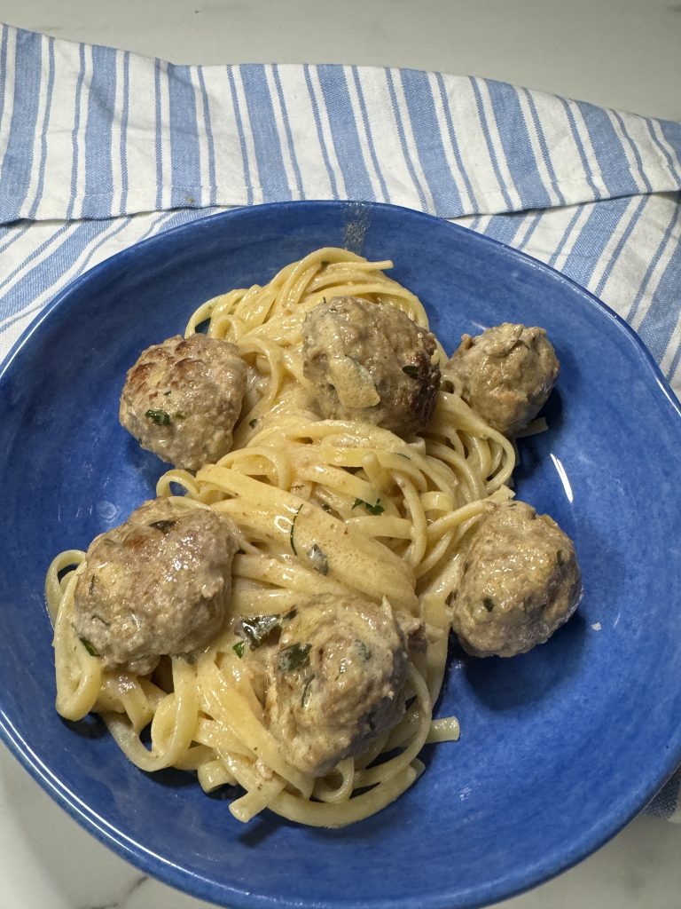 Köttbullar i ostsås
