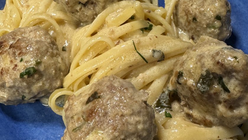 Köttbullar i ostsås