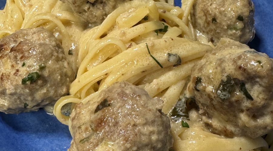 Köttbullar i ostsås
