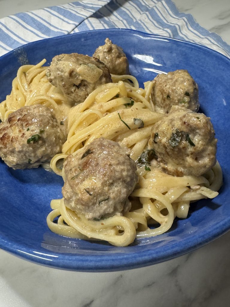 Köttbullar i ostsås