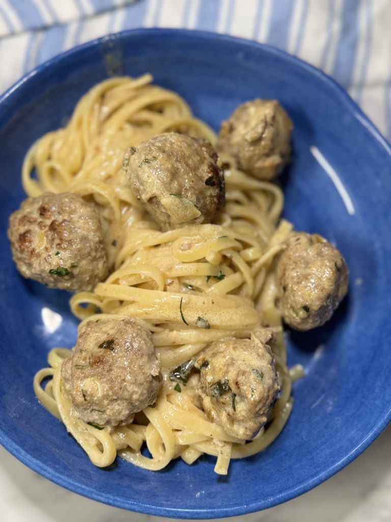 Köttbullar i ostsås
