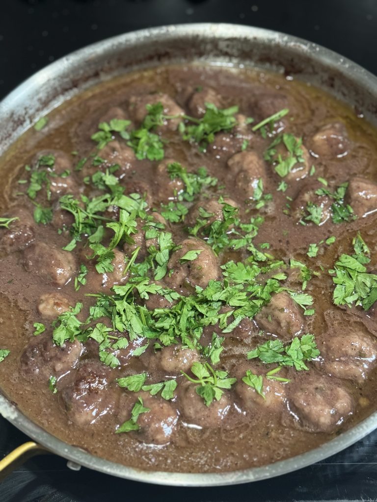 Köttbullar i rödvinssås