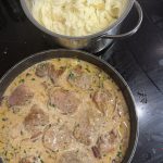 Fläskfilé i rödlökssås och potatismos med smak av vitlök