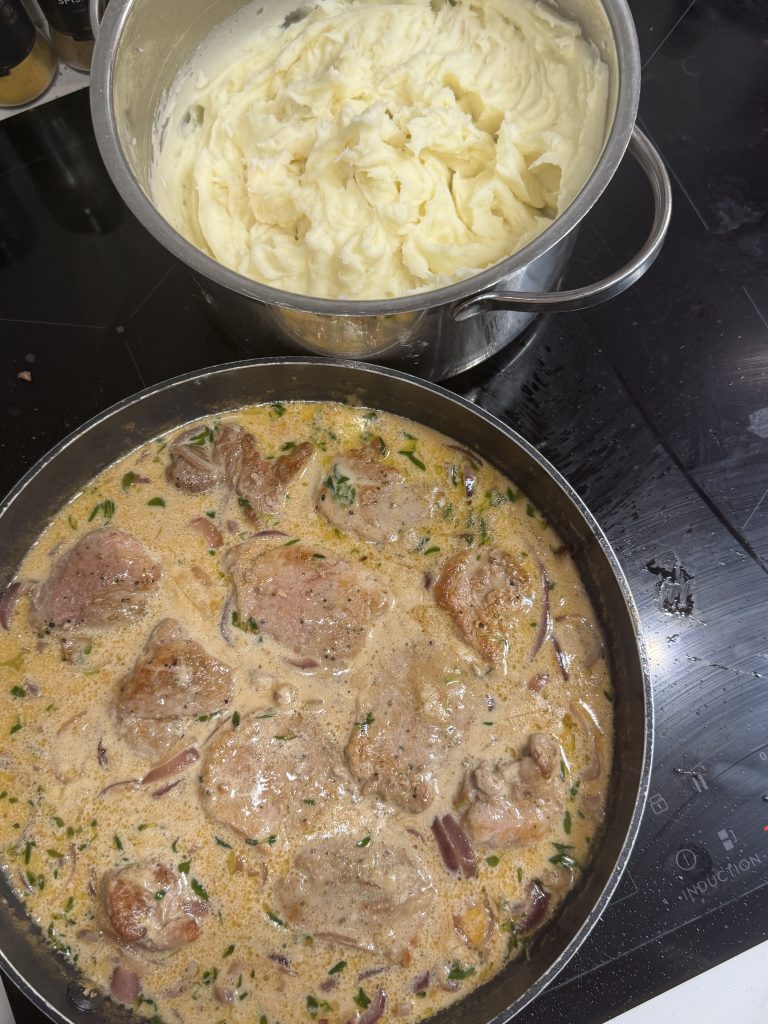 Fläskfilé i rödlökssås och potatismos med smak av vitlök