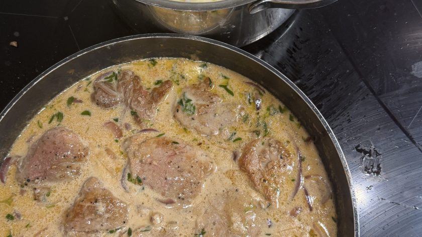 Fläskfilé i rödlökssås och potatismos med smak av vitlök
