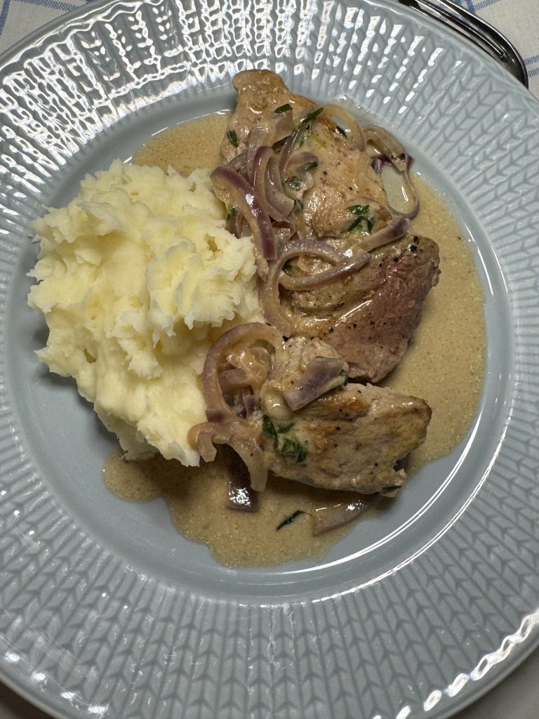 Fläskfilé i rödlökssås och potatismos med smak av vitlök