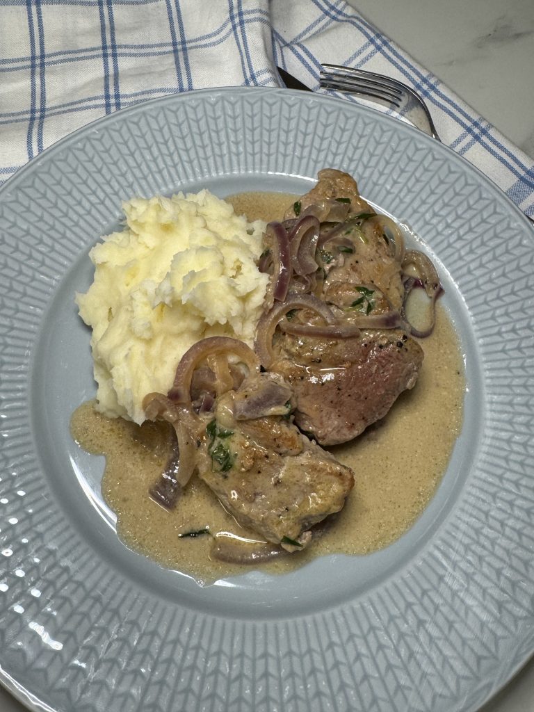 Fläskfilé i rödlökssås och potatismos med smak av vitlök