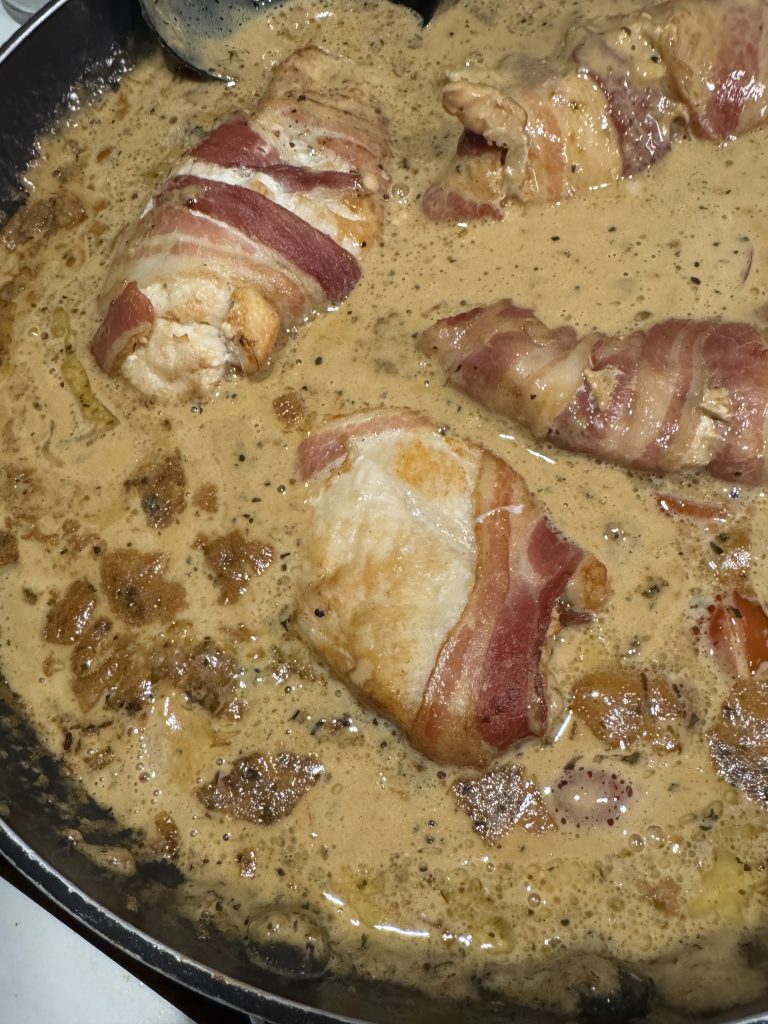 Baconinlindad kyckling i parmesansås