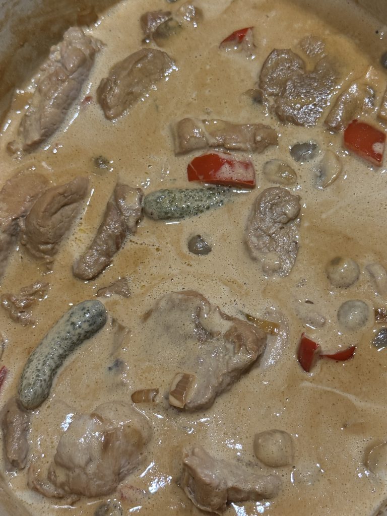 Fläskfilé med syltlök och Cornichoner