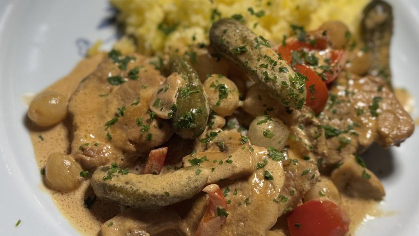 Fläskfilé med syltlök och Cornichoner