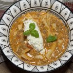 Lasangesoppa toppad med ricotta och parmesankräm