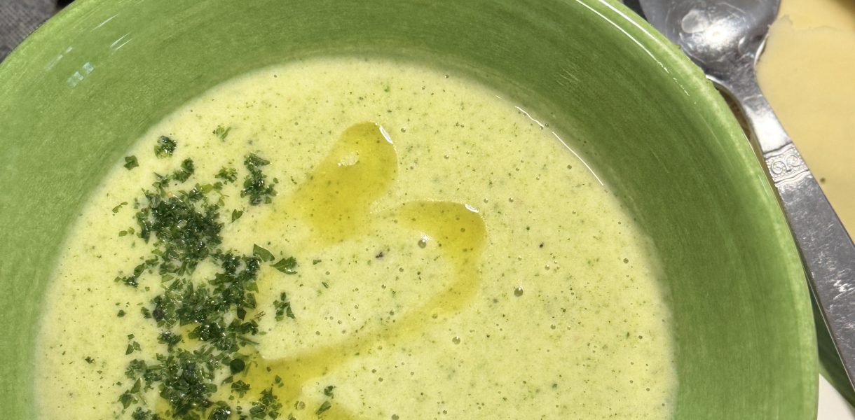 Broccoli och baconostsoppa