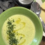 Broccoli och baconostsoppa