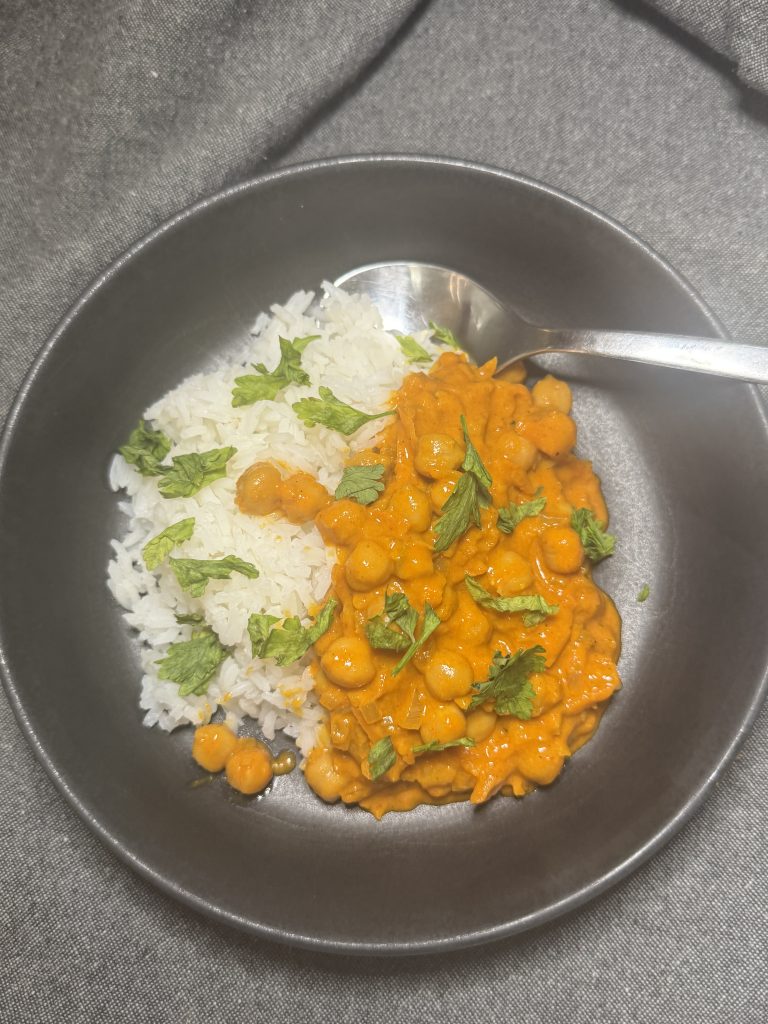 Kikärtsgryta med curry och kokosgrädde.