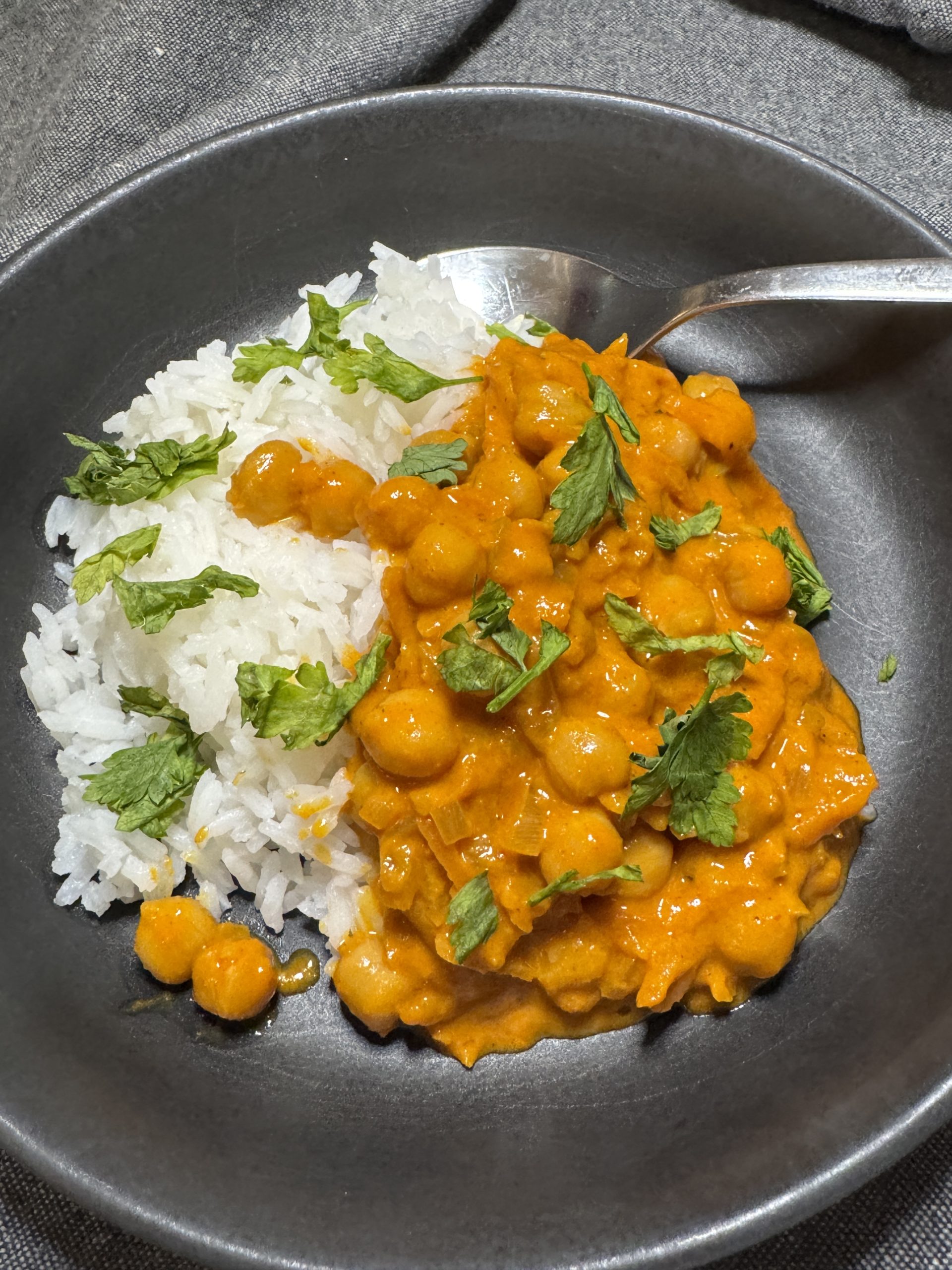 Kikärtsgryta med curry och kokosgrädde.