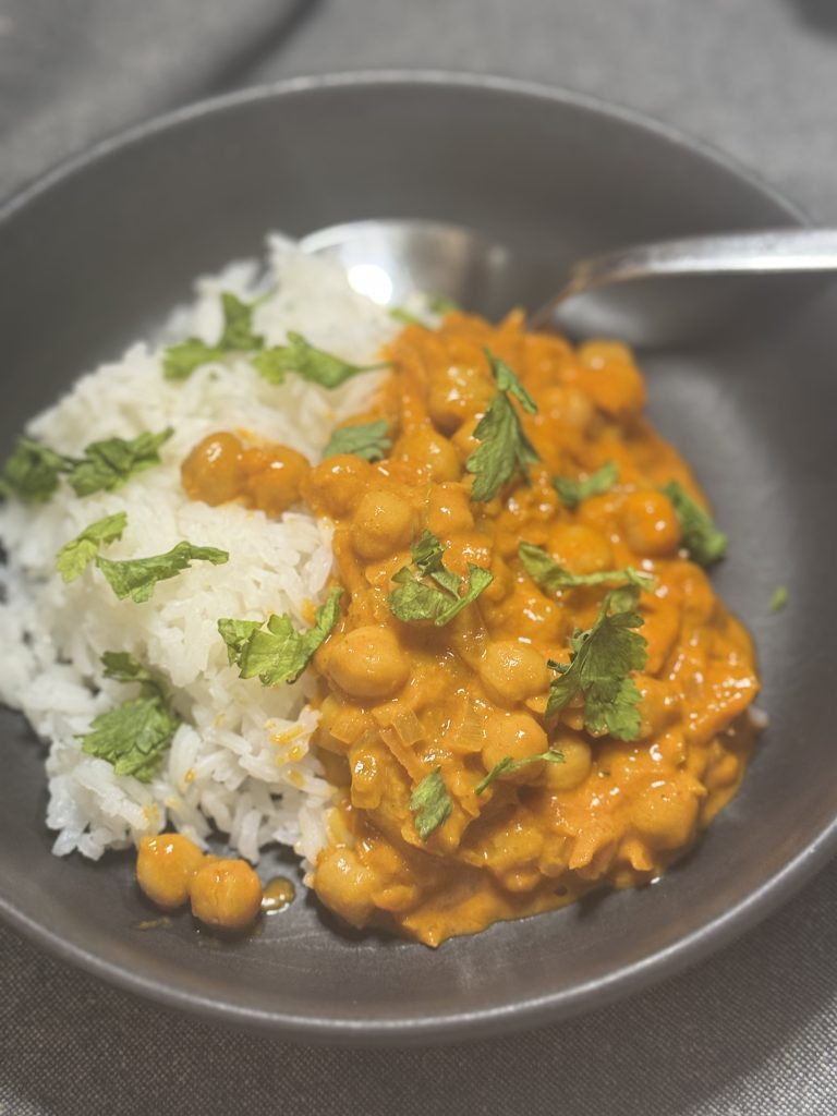 Kikärtsgryta med curry och kokosgrädde.