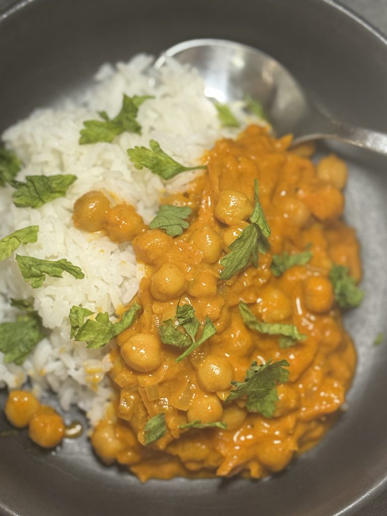 Kikärtsgryta med curry och kokosgrädde.